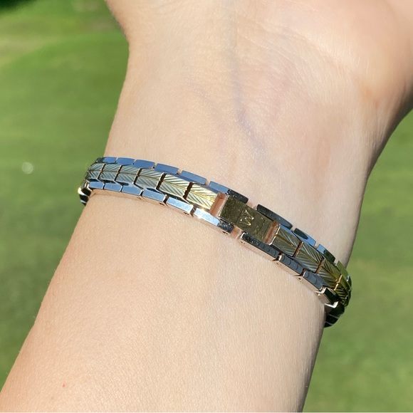 Waltham gold silver woman’s Watch black oval face WAW024 Japan movement - Picture 5 of 12